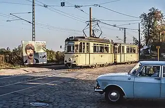 Zug in Richtung Cossebaude in Dresden-Kemnitz Pfaffengrund (3. Oktober 1990)