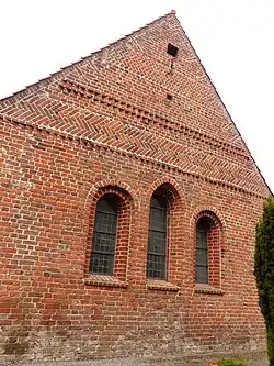 Pankratius­kirche in Stuhr (b. Bremen), Fenster­gruppe am Chor, Seiten­fenster rundbogig, 1. Hälfte 13. Jh.