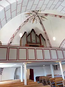 Schiffsgewölbe; unter der Orgel­empore Flanken des Bogens zum Turm
