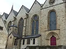 Nordseite: Westquerhaus und drei Langhausfenster, auch das westlichste mit reifem Maßwerk