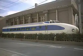 Erhaltener Wagen 951-1 vor dem Hikari Plaza in Kokubunji, Tokio.