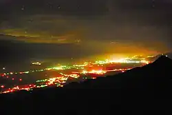 Blick auf das Tal bei Nacht aus derselben Kameraperspektive