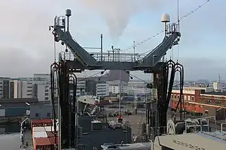 Seeversorgungs­stationen und Krane der Berlin