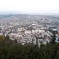 Aussicht vom Mtatsminda-Park auf Tiflis im November 2024. Auffallend sind die Dächer des neuen Bürgerzentrums in der Bildmitte.