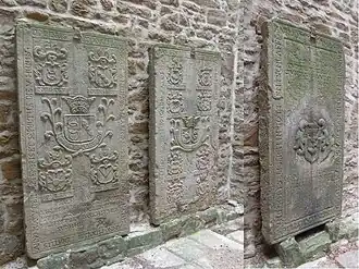 Grabplatten in der Ruine