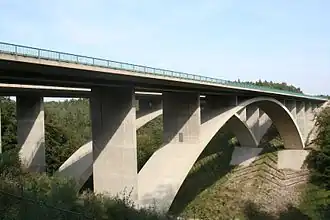 Neue doppelte Teufelstalbrücke (von 2002) der Autobahn A4