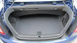 Kofferraum mit geöffnetem Verdeck und nach unten geklapptem Verdeckkasten