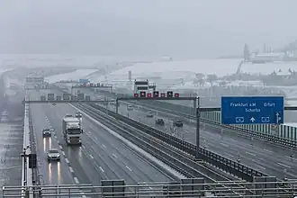 Blick vom Lobdeburgtunnel auf die Saaletalbrücke, rechts der denkmalgeschützte Teil und links der Brückenneubau