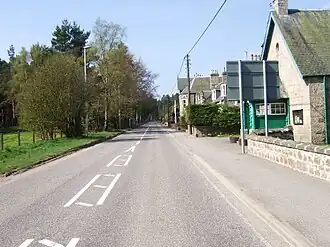 Gebäude entlang der A93