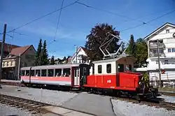 Historische Ge 2/2 49 mit B 282 der früheren SGA im Jahr 2014 in Gais