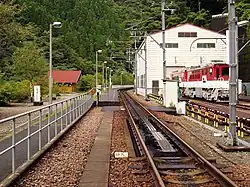 Zahnstangeneinfahrt in Abt Ichishiro, rechts das Depot für die Zahn­stangen­lokomotiven