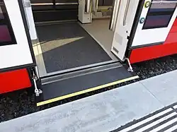 Der barrierefreie Eintritt erlaubt Eltern mit Kinderwagen, Reisenden mit Rollkoffern und Rollstuhlfahrern einen ungehinderten Eintritt in einen Stadler Tango der AB, 2018.