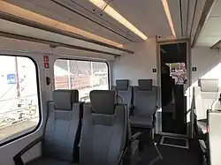 Abteil erster Klasse mit komfortabler 1 + 2-Bestuhlung