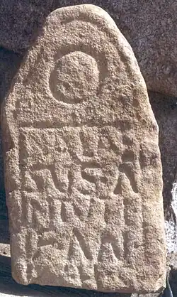 Stele mit lateinischen Schriftzeichen in Hinojosa de Duero