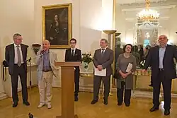 Auftritt von Alexandr Asmolow, im Hintergrund der Dr. Johannes Eigner, Gabriel Paulus, Ilja Altman, Alla Gerber, Jurij Kanner