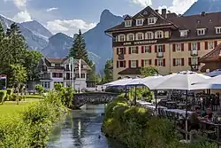 Seniorenzentrum Schweizerhof und Steinbogenbrücke über einen Zufluss zur Kander