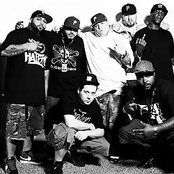 Von hinten links: Crypt the Warchild, Planetary, Vinnie Paz, Apathy, Jus Allah, Reef the Lost Cauze und 7L (2014)