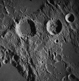 Krater Halley (links) und Hind aufgenommen von Apollo 16 (NASA photo)