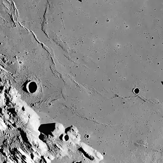 Sulpicius Gallus (links) und Dorsa Sorby, darüber Dorsum Buckland (Aufnahme von Apollo 17)