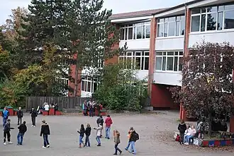 Der Schulhof im Herbst.