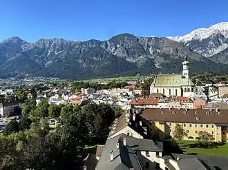 Blick von der Burg Hasegg auf die Haller Altstadt sowie die Inntalkette