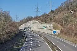 Dossierte Beton-Stützmauer in einem Geländeeinschnitt (Bundesautobahn A 98, Rötteler Hang)