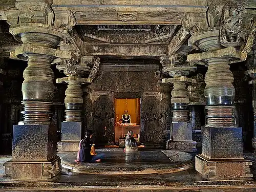 Gedrechselte Säulenschäfte in Halebidu