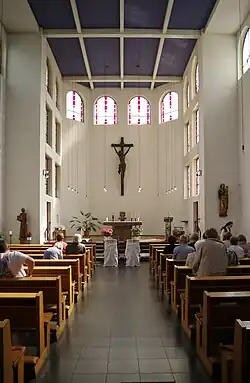 Kirchenschiff mit dem Kreuz von der ehemaligen Außenfassade