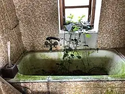 Verlassenes Haus in Dänemark. Das Bild gibt die Atmosphäre der 'Letzten Welt' wieder: Verfall, begleitet von negativen Gefühlen und Erfahrungen, während die Natur sich ihren Bereich zurückerobert.