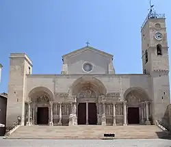 Westfassade der Abteikirche Saint-Gilles, St-Gilles (12. Jahrhundert)