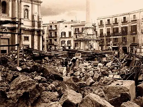 Abgebrochener Palazzo Monteleone an der Piazza San Domenico. Links die Kirche San Domenico