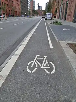 Fehlerhaft abgesetzter Radfahrstreifen in Hamburg: Der Mindestabstand von 1,2 bis 1,5 m zu den parkenden Autos kann nicht eingehalten werden und der Radfahrstreifen ist zu eng, der Kraftverkehr links davon wird falsch angeleitet, den Radverkehr ohne Mindestabstand dicht entlang der durchgezogenen weißen Linie zu überholen