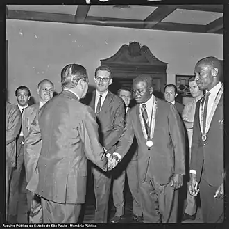 Der Silbermedaillengewinner von 1968 Nelson Prudêncio – hier bei einer Ehrung – gewann mit Bronze wieder eine Medaille