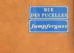 Zweisprachige Straßenschilder in Straßburg; die historische deutsche Bezeichnung lautet Jungferngasse.