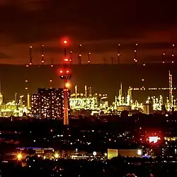 Abstraktion in der Fotografie Ausgangsbild Fernmeldeturm und Raffinerie sind fokussiert.