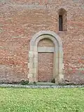 Das zugemauerte Portal auf der Nordseite besitzt eine Laibung aus Sandsteinquadern, . - Blick nach S.