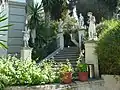 Treppe zum Garten mit vier Statuen olympischer Götter: Artemis, Hermes, Apollon, Aphrodite (von links)
