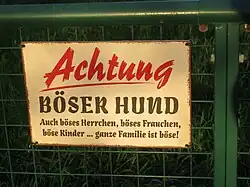 Warnung vor einem Hund, der den Garten bewacht.
