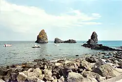 Faraglioni Aci Trezza, kleinere Felsen im Süden der Inselgruppe