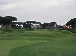 Das 8. Grün wird durch eine falsche Front verteidigt, die einen breiten und enorm tiefen Graben verdeckt.