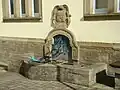 Rathausbrunnen mit Wappen von Adelshofen
