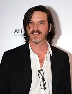 Lara Jean Chorostecki spielt Islas Adoptivmutter Grace und Aden Young den Dorfarzt Beau Holland