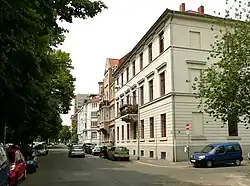 Blick in die Adolfstraße; im Vordergrund Haus ehem. Nr. 5, 1835 fertiggestellt, das einzige erhaltene Gebäude des Baumeisters Christoph August Gersting