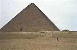 Südseite der Cheops-Pyramide mit in das Kernmauerwerk gesprengter Bresche