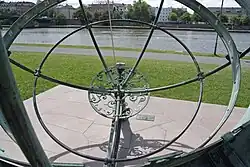 Blick von oben auf den Südpol der Armillarsphäre und die Innenseite des Weltzeitringes