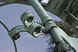 Detail: linkes Bandende mit der Inschrift Lucem Demonstrat Umbra