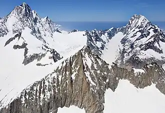 Das Oberaarhorn von Südosten aus der Luft gesehen; links dahinter das Finsteraarhorn und das Agassizhorn, rechts dahinter das Schreckhorn und das Lauteraarhorn