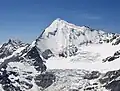Weisshorn mit dem Nordgrat (rechts des Gipfels) und dem Ostgrat (links des Gipfels)