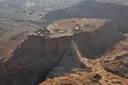 Die Luftaufnahme zeigt den Tafelberg von Masada und die Belagerungsrampe, die fast bis zum Gipfelplateau reicht