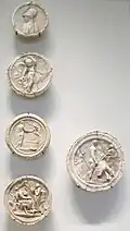 Mehrere Medaillonabgüsse mit Reliefdarstellungen